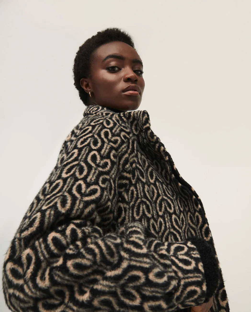 Lange mantel jas met grafische print | Surkana wide coat with turtleneck and puffed sleeves black