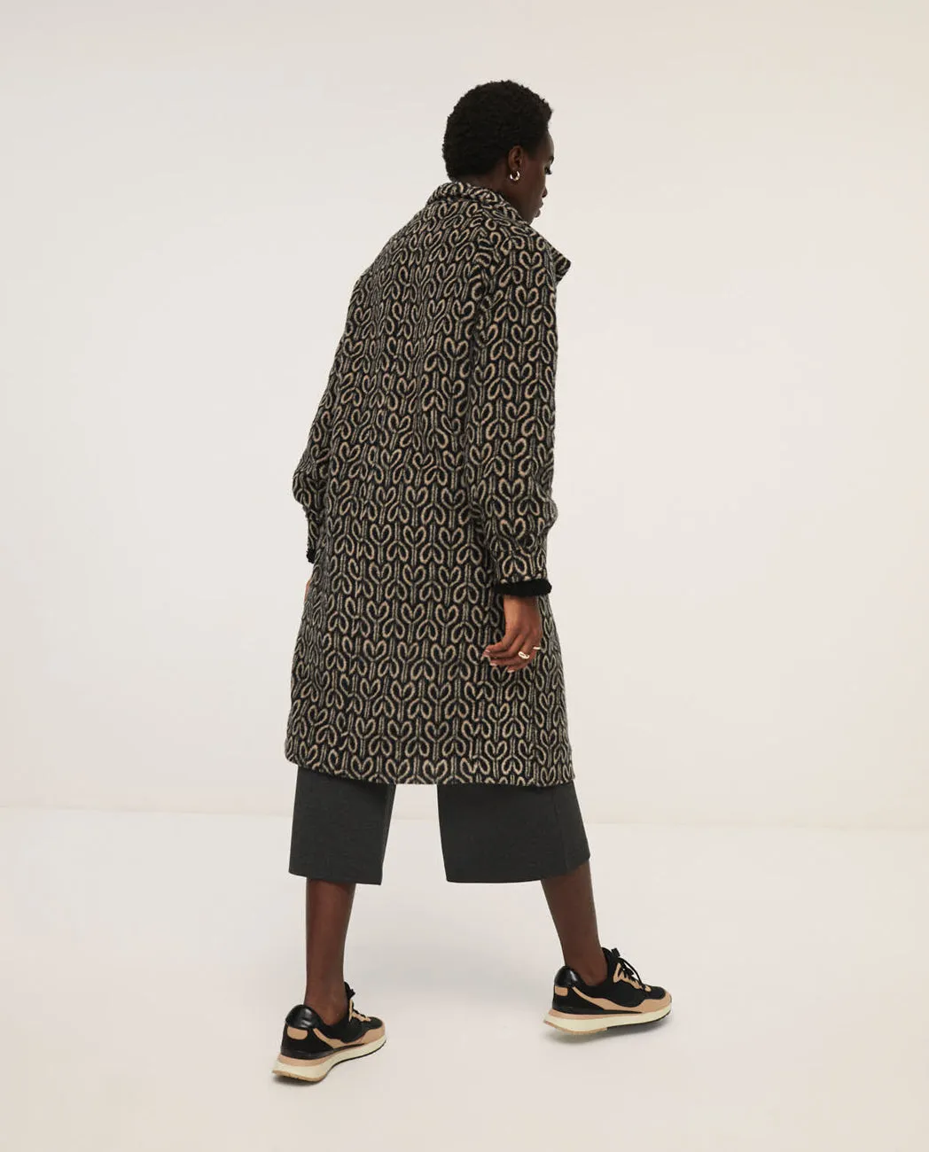Lange mantel jas met grafische print | Surkana wide coat with turtleneck and puffed sleeves black