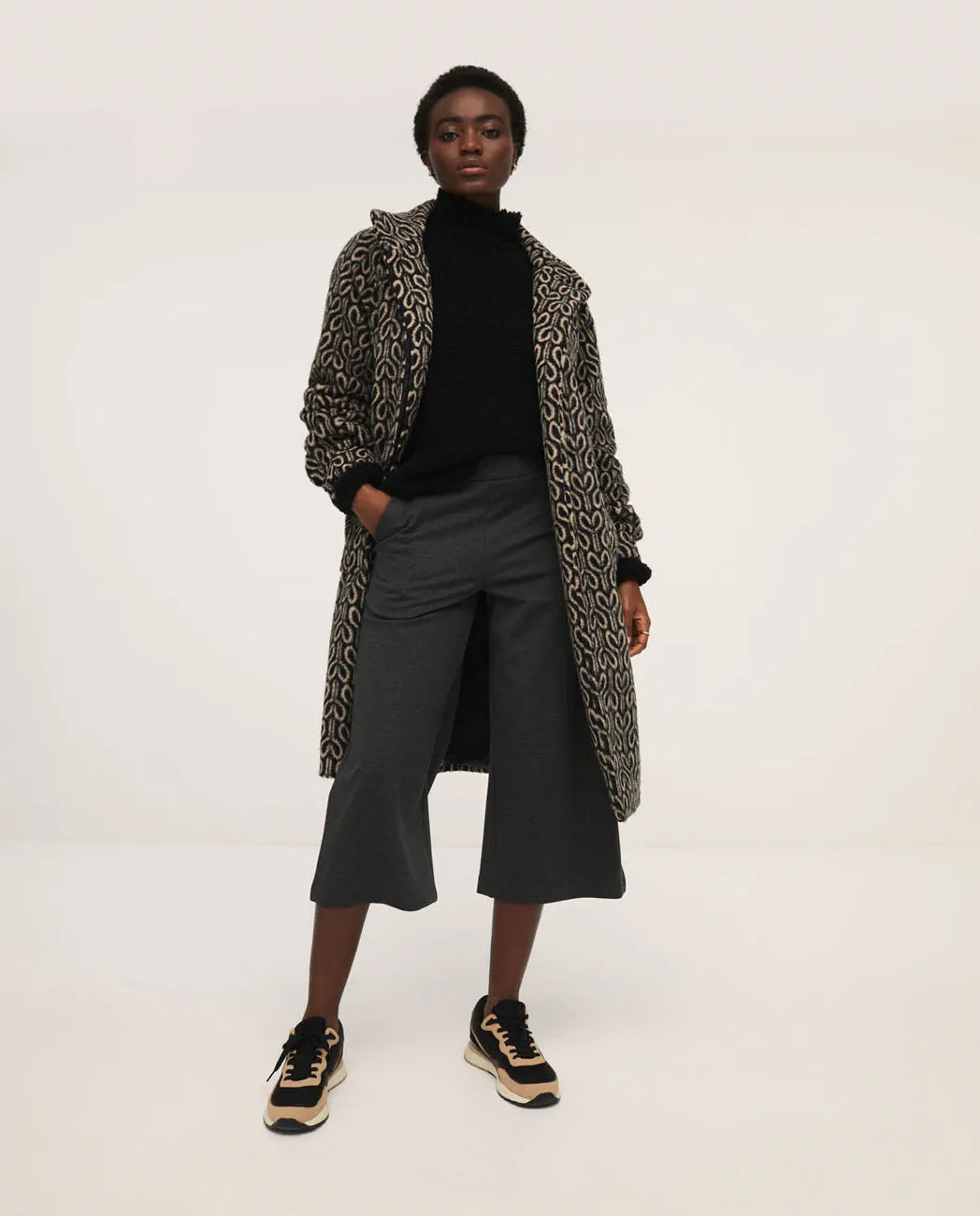 Lange mantel jas met grafische print | Surkana wide coat with turtleneck and puffed sleeves black