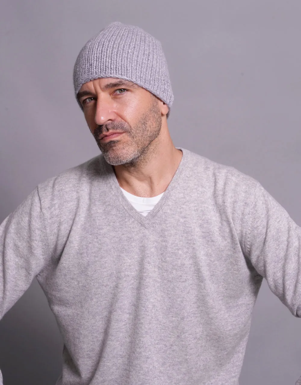 The Short Tube Cashmere Beanie in Grey Lunar