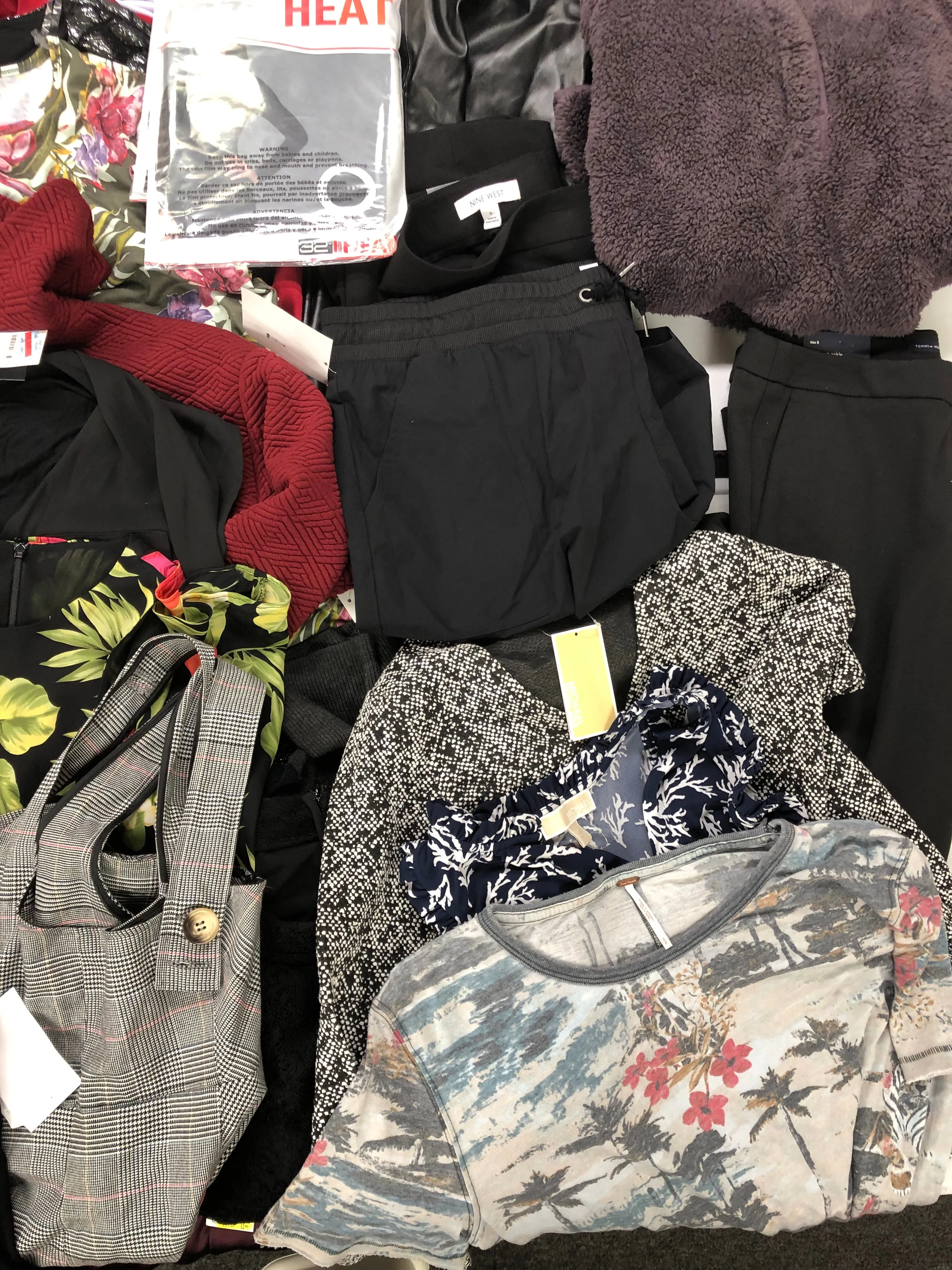 Women's Clothing Wholesale Lot LAUREN RALPH LAUREN, MICHAEL KORS, TOMMY HILFIGER, FREE PEOPLE, GUESS, NINE WEST, 32 DEGREES, ALFANI and more, 25 Units, Shelf Pulls, MSRP $1,578.98